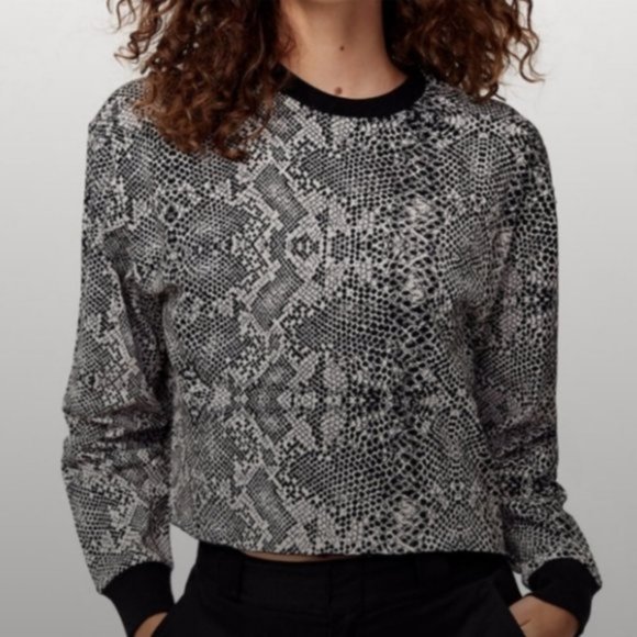 Aritzia TNA Agden long sleeve crew neck reptile cropped tee top Sz/ S